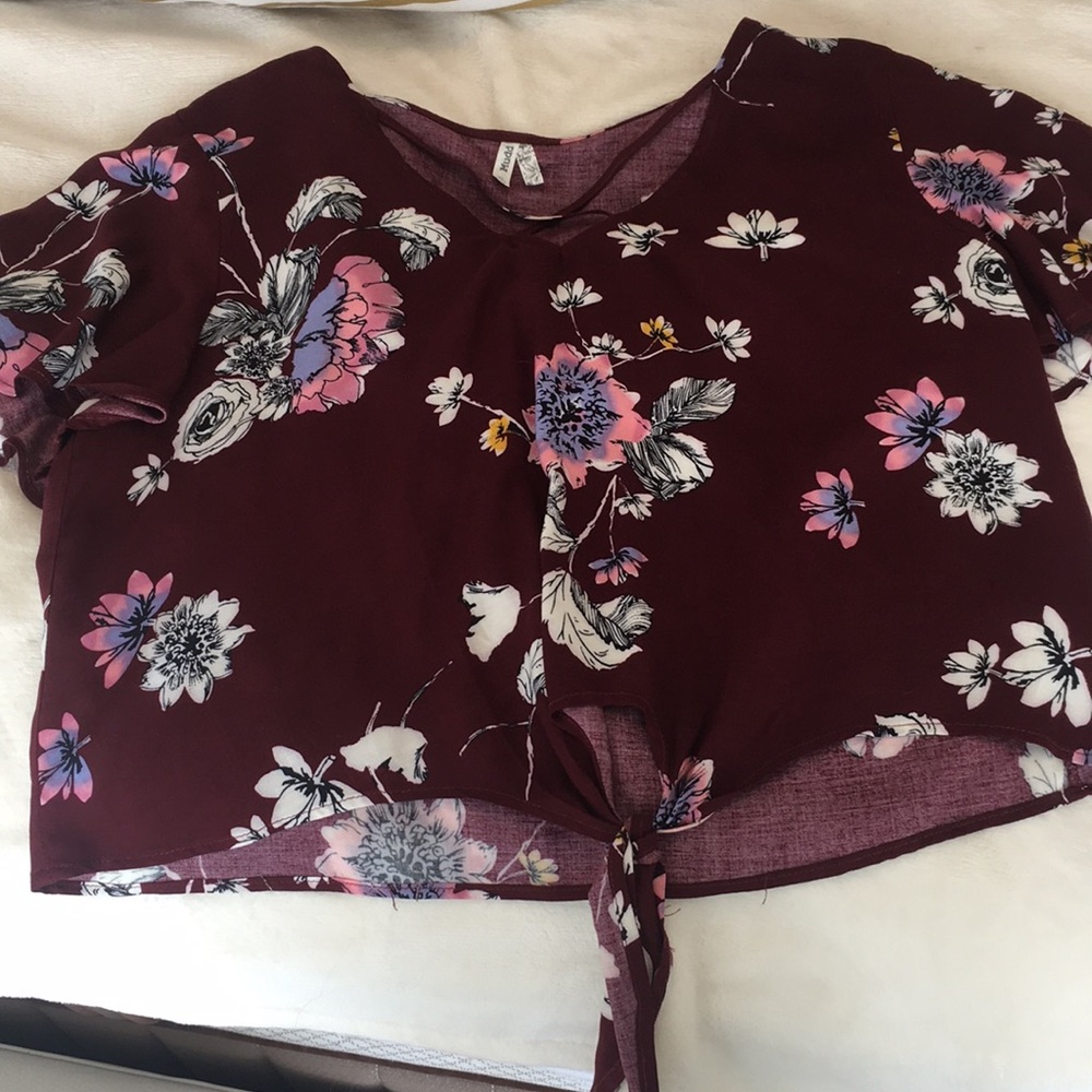 Loose/cropped flowy top